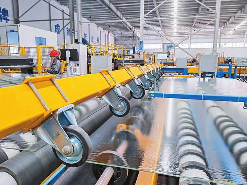 云南省首条光伏玻璃生产线在昭通投产，三轮车总装及零部件生产同步推进